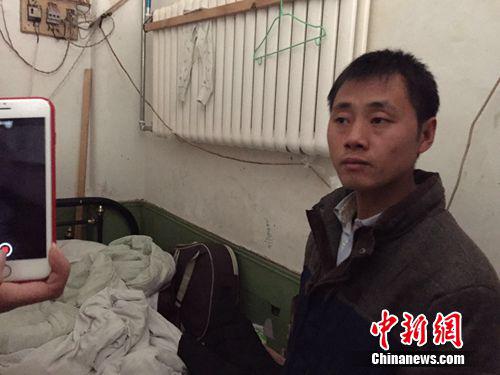 圖為“打股救子”父親樊富貴在北京兒童醫院旁租的不到6平米大的房間裏接受記者採訪。 呂春榮 攝