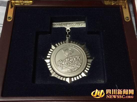 四川省政府曾為史業寬頒發的抗震紀念獎章。（雷茲 攝影）