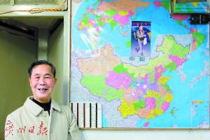 張聿修70歲才開始自由行，他家中有中國地圖和世界地圖，地圖上每個發光的小燈泡都代表他旅行的足跡。