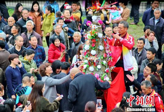 圖為遊客們請要小粽子。　黃水林 攝