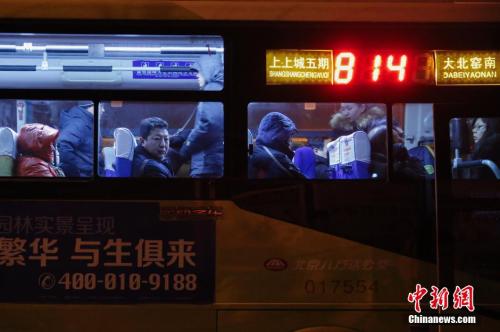 資料圖：814路城際公交連續不斷地將人們運往北京。王駿 攝