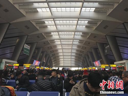 資料圖：北京南站候車廳，多少人的北漂生活從這裡開始，又從這裡離開。湯琪 攝