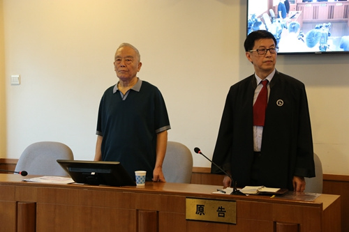 本案一審時，季承（左）在法庭上。北京一中院供圖