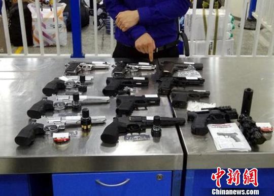 深圳皇崗海關查獲的氣槍。蔣昕　攝