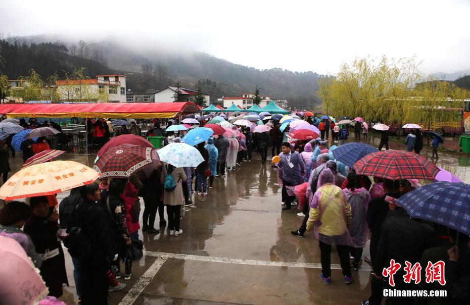 村姑包野菜餃子免費送 千人冒雨排隊吃