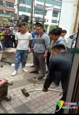 著便裝男子大錘砸毀小販攤位。來源：視頻截圖