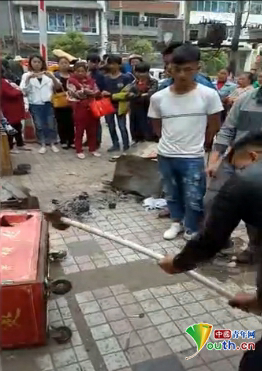 著便裝男子大錘砸毀小販攤位。來源：視頻截圖
