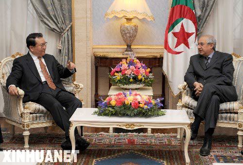 3月23日，正在阿爾及利亞訪問的中共中央政治局常委李長春會見阿爾及利亞國民議會議長阿卜杜勒━阿齊茲�齊亞裏。 新華社記者 馬佔成攝