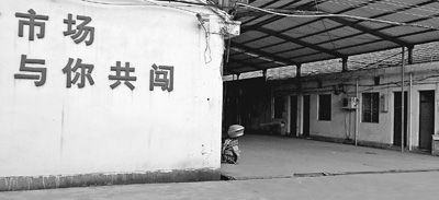 江蘇蘇州市華東苗禽市場內空無一人，經營戶們都已關門。