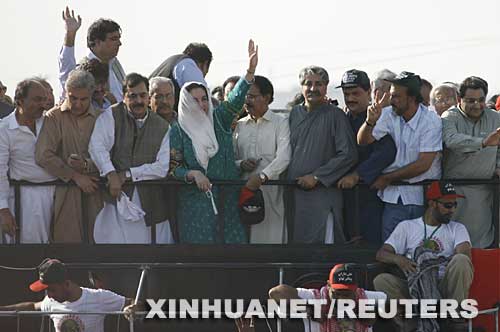 10月18日，在巴基斯坦南部城市卡拉奇，流亡海外的巴基斯坦前總理貝娜齊爾�布托抵達後向支援者揮手。貝�布托于當日抵達卡拉奇，結束了長達8年的海外流亡生活。