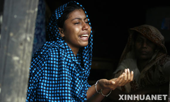 11月17日，在孟加拉國首都達卡西南的巴克爾根傑，一名女子為在強熱帶風暴中喪生的新婚丈夫痛哭不已。孟加拉國軍方發言人當日晚説，根據最新統計，15日襲擊該國的強熱帶風暴造成的死亡人數已升至1723人。救援人員説，由於目前與一些偏遠地區的聯繫中斷，估計死亡人數還將進一步增加。新華社發