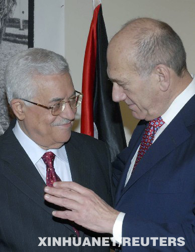     11月19日，以色列總理奧爾默特（右）在耶路撒冷會見巴勒斯坦民族權力機構主席阿巴斯。這是雙方赴美參加中東問題國際會議前的最後一次會談。 新華社/路透