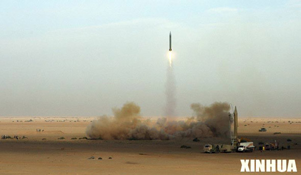 資料圖片：2006年11月2日，在伊朗中部城市庫姆附近沙漠舉行的軍事演習中，伊朗革命衛隊在試射“流星-3”型中程導彈。伊朗軍方在當天開始的軍事演習中成功試射了多枚“流星-3”型中程導彈，導彈射程可覆蓋以色列全境及美國設在中東的軍事基地。新華社/路透