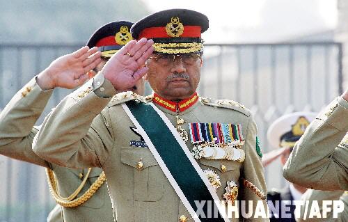 11月27日，巴基斯坦總統穆沙拉伕參加在拉瓦爾品第的聯合參謀總部舉行的告別儀式。當天，穆沙拉伕進行辭去軍職前的告別拜訪。身兼總統和陸軍參謀長職務的穆沙拉伕將於28日辭去軍職，並定於29日以非軍人身份宣誓就任總統。 新華社/法新