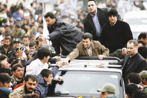   12月5日，在視察伊朗西部伊拉姆省途中，內賈德與前來迎接的民眾握手