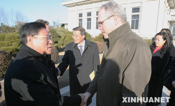 12月5日，在朝鮮首都平壤，美國助理國務卿、朝核問題六方會談美方代表團團長希爾（前右）與前來送行的朝鮮外務省美洲局局長李根（前左）握手告別。希爾當天離開平壤，結束對朝鮮為期三天的訪問。 新華社記者夏宇攝