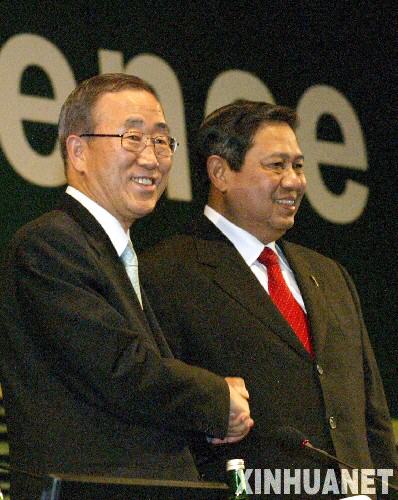 12月12日，在印度尼西亞巴厘島舉行的聯合國氣候變化大會高級別會議開幕式前，聯合國秘書長潘基文（左）和主辦國印尼總統蘇西洛握手。當天，聯合國氣候變化大會進入高級別會議階段，180多個國家和地區的環境部門負責人及有關代表開始就2012年後如何降低溫室氣體排放等問題展開磋商。     新華社記者段卓力攝