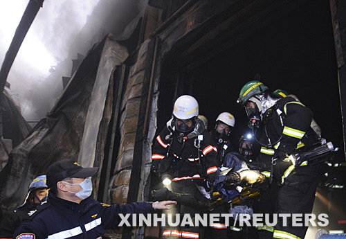1月7日，在韓國京畿道利川市，消防員從爆炸現場抬出一具屍體。利川市一冷凍倉庫當天發生爆炸並引發火災，造成至少6人死亡，另有27人失蹤。