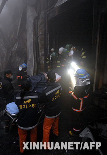 1月7日，在韓國京畿道利川市，消防員從爆炸現場抬出一具屍體。