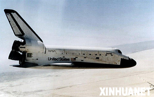  2003年2月1日，美國“哥倫比亞”號太空梭返回地面時在得克薩斯州中北部地區上空解體並墜毀，機上7名宇航員全部遇難。據調查，太空梭失事是由飛機左翼上隔熱片之間的密封層出現破裂造成的。這是繼1986年“挑戰者”號爆炸後，美國發生的第二次太空梭失事事件。 這是2003年2月1日美國航空航太局公佈的“哥倫比亞”號太空梭1981年4月12日飛行時的資料照片。         新華社發