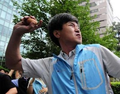 7月16日，首爾，韓國抗議者向日本大使館扔雞蛋