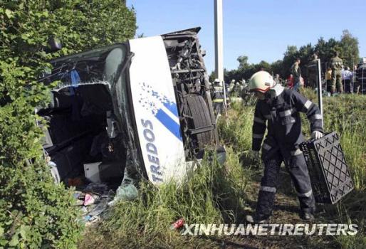 6月21日，救援人員在奧地利施蒂裏亞州利博赫附近A2高速公路的車禍現場查看情況。