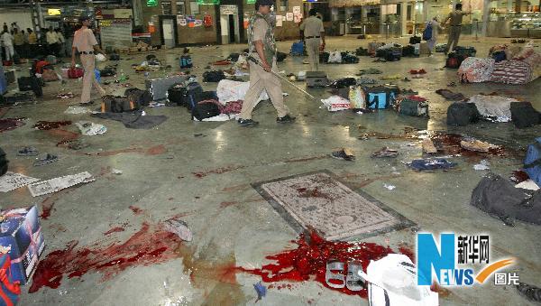 这是2008年11月26日拍摄的印度孟买cst火车站的恐怖袭击现场.