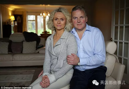 這是他的妻子Debbie，夫妻倆感情一直很好