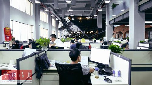 雄心勃勃的創業者正在使中國轉變為創新中心。圖為網際網路平臺運營商歡聚時代公司的工作人員在辦公。
