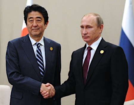 安倍與普京（右）。