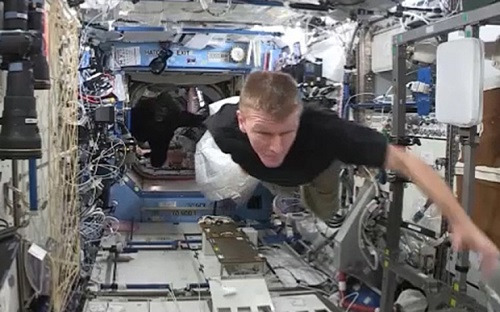 英國宇航員皮克被“猩猩”追著逃跑。圖片來源:美國宇航局