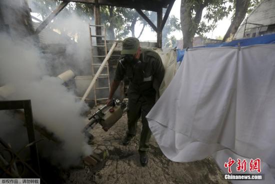 當地時間2月22日,古巴軍人進入哈瓦那社區進行熏蒸消毒,預防寨卡病毒入侵。據悉,古巴總統勞爾·卡斯特羅下令派出9000名軍人參與滅蚊行動,預防寨卡疫情。