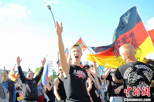 5月7日，德國柏林上千右翼人士走上街頭，遊行集會抗議總理默克爾的政策並打出要求默克爾下臺的口號。 <a target='_blank' href='http://www.chinanews.com/'><p  align=