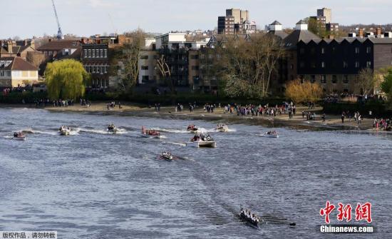 資料圖：英國牛津和康橋大學賽艇比賽進行中。