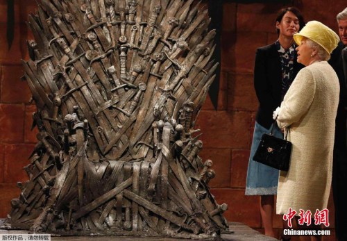 資料圖：在北愛爾蘭貝爾法斯特，英國女王伊麗莎白二世參觀電視劇《權力的遊戲》中的王座廳。
