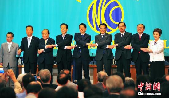日本參議院選戰在即，6月21日在日本記者俱樂部進行的選前黨首辯論會上，“安倍經濟學”的成敗功過再度成為熱辯之題。圖為與會各黨派負責人會前牽手亮相，“先禮後兵”。<a target='_blank' href='http://www.chinanews.com/'><p  align=