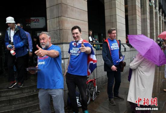 6月23日，英國舉行決定是否脫離歐盟的全民公投，留歐派志願者在倫敦的一個地鐵站外向行人派發傳單。 <a target='_blank' href='http://www.chinanews.com/'><p  align=