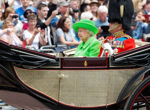 6月11日，在英國倫敦，英女王伊麗莎白二世和丈夫菲利普親王乘馬車返回白金漢宮。 新華社記者韓岩攝