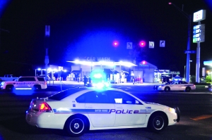 7月17日，警車停在美國路易斯安那州首府巴吞魯日槍擊事件現場。新華社發