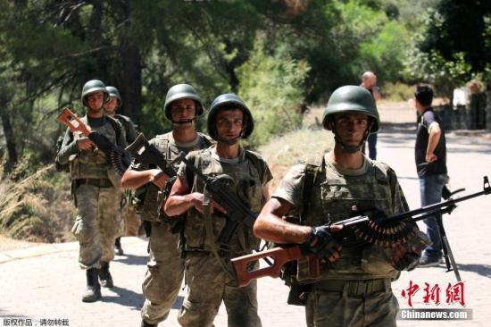 當地時間2016年7月20日，土耳其馬爾馬利斯，土耳其軍隊深入山林搜捕此前參與政變的軍人。