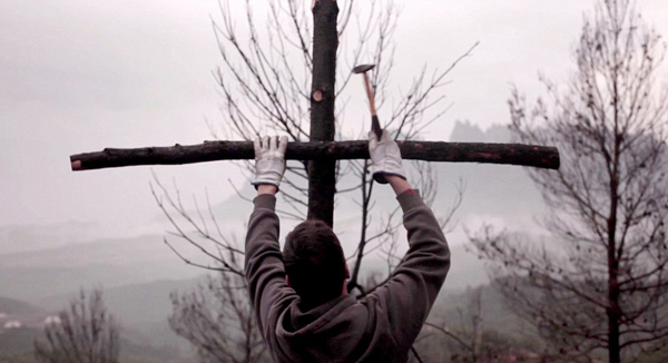 西班牙消防員製作上千十字架紀念被火災燒燬森林