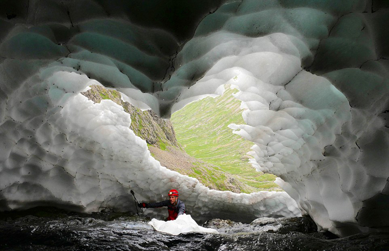 英雪山隧道上演夏日最美雪景