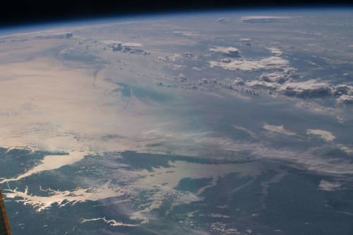 宇航員凝視地球：海灣上空雲遮霧罩盡顯寧靜之美
