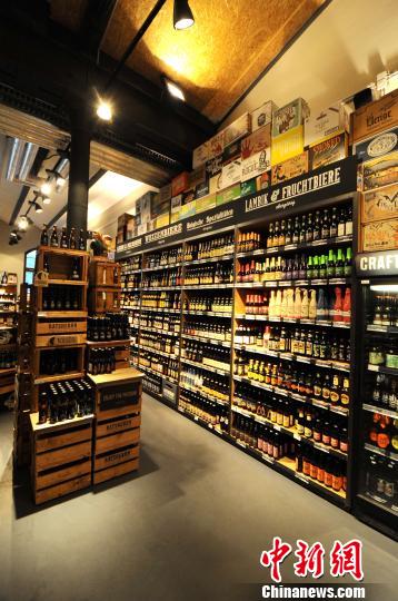 如今在德國超過5500種啤酒品牌中，超過一半是傳統的比爾森(Pilsner)和小麥啤酒(Weizenbier)，精釀僅佔很小的比重。圖為RATSHERRN經營的有超過350種不同類型精釀啤酒的商店。　彭大偉 攝