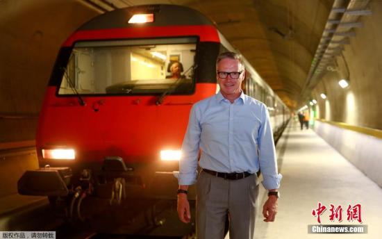 當地時間2016年8月3日，瑞士Erstfeld，世界最長鐵路隧道—聖哥達基線隧道向媒體開放。瑞士6月1日開通了世界最長鐵路隧道—聖哥達基線隧道，全長57.1公里，超過日本靑函隧道。聖哥達基線隧道計劃12月開始正式投入使用，在此之前將進行試運作，以確其保安全性。