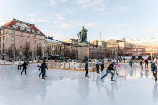 2015年2月6日,人們在瑞典斯德哥爾摩市中心的國王花園溜冰。斯德哥爾摩的冬季常年被白雪覆蓋,陽光下的城市顯得格外寧靜。