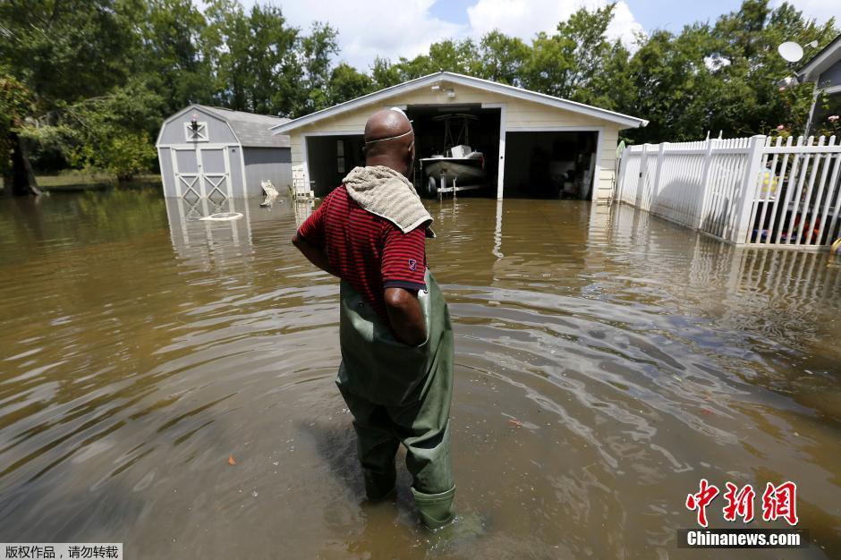 美國路易斯安那州遭遇洪災 民房被泡變“海景房”