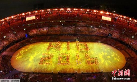 當地時間8月21日，2016里約奧運會閉幕式在馬拉卡納體育場內舉行。圖為歌舞表演擺出RIO2016的字樣。