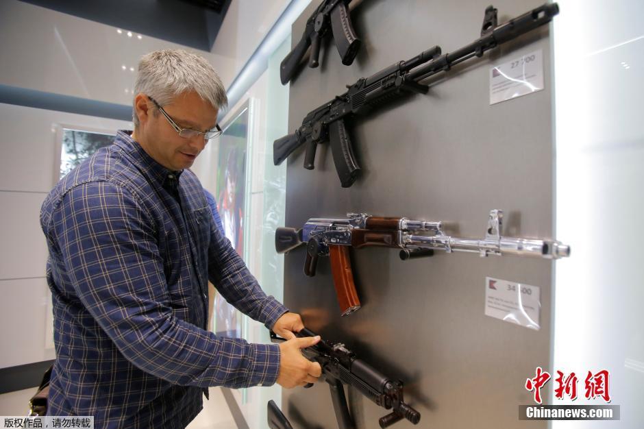 莫斯科機場開“AK-47”紀念品店 旅客可登機前購買