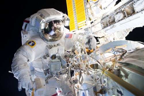 國際空間站宇航員進行太空行走為期近6個小時（圖）